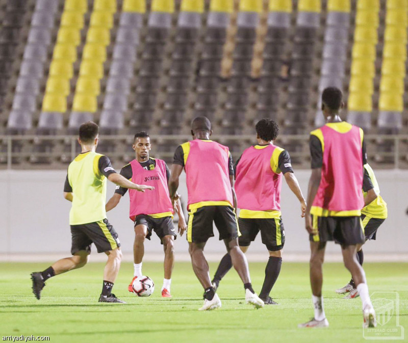 صورة التقطت أمس لأحمد عسيري لاعب الاتحاد يمرر الكرة وسط مراقبة زملائه خلال إحدى الجمل التكتيكية (المركز الإعلامي ـ الاتحاد)