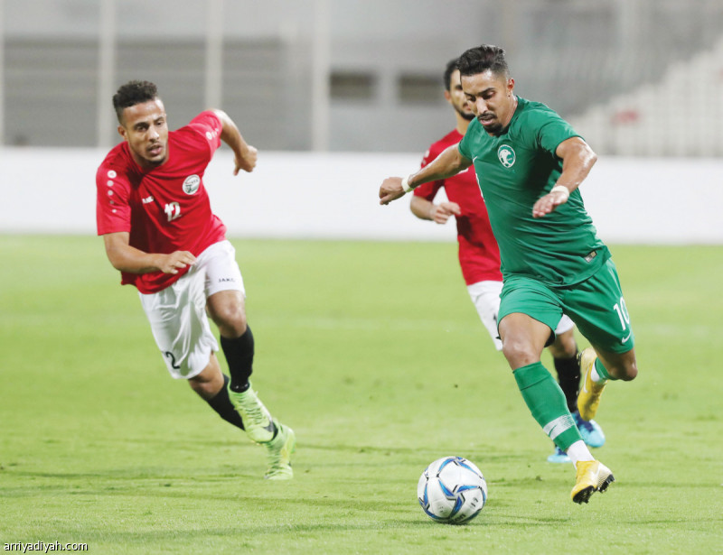 صورة التقطت أمس لسالم الدوسري لاعب المنتخب السعودي الأول لكرة القدم ينطلق بالكرة وسط مطاردة أحد لاعبي منتخب اليمن