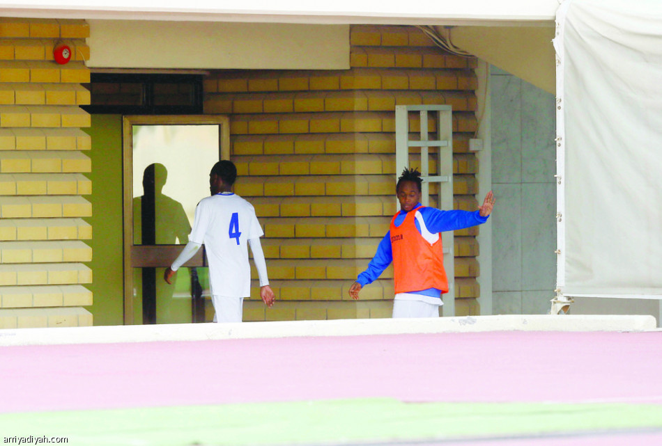 حامد.. غضب من الحمراء وأتلف الباب