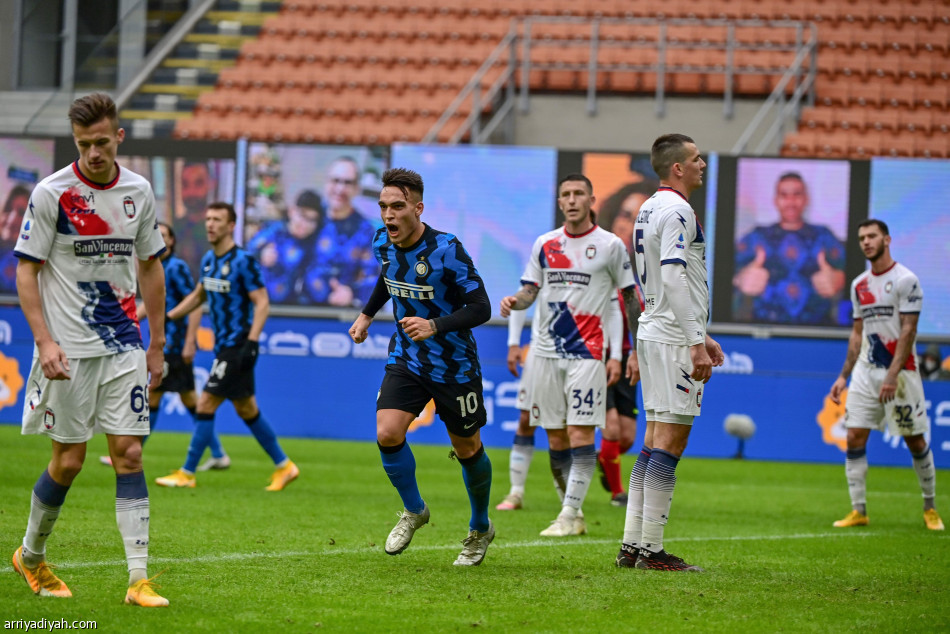 الإنتر يضرب بسداسية.. ويتصدر مؤقتا