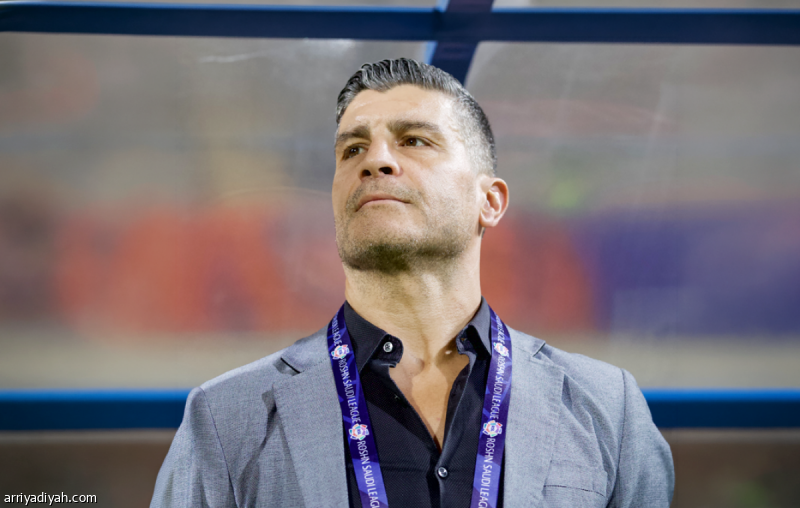 إيمانويل يوقع عقد الاتفاق بعد مفاوضات 2021 و2023