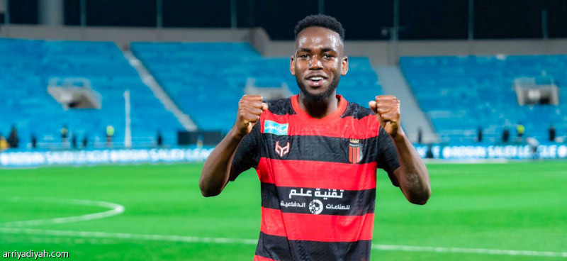 الشباب يتفق مع مرزوق تمبكتي ويفاوض لاعب محور فرنسي لتعزيز صفوفه
