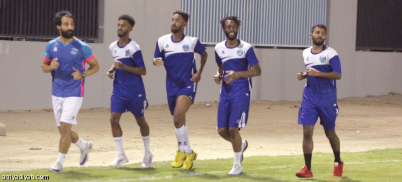 صورة التقطت أمس لجاسم الدوسري وحامد فلاتة وفيصل الغامدي ونواف الدوسري والدكتور الأسعد أثناء التدريبات الجماعية(المركز الإعلامي ـ النهضة)