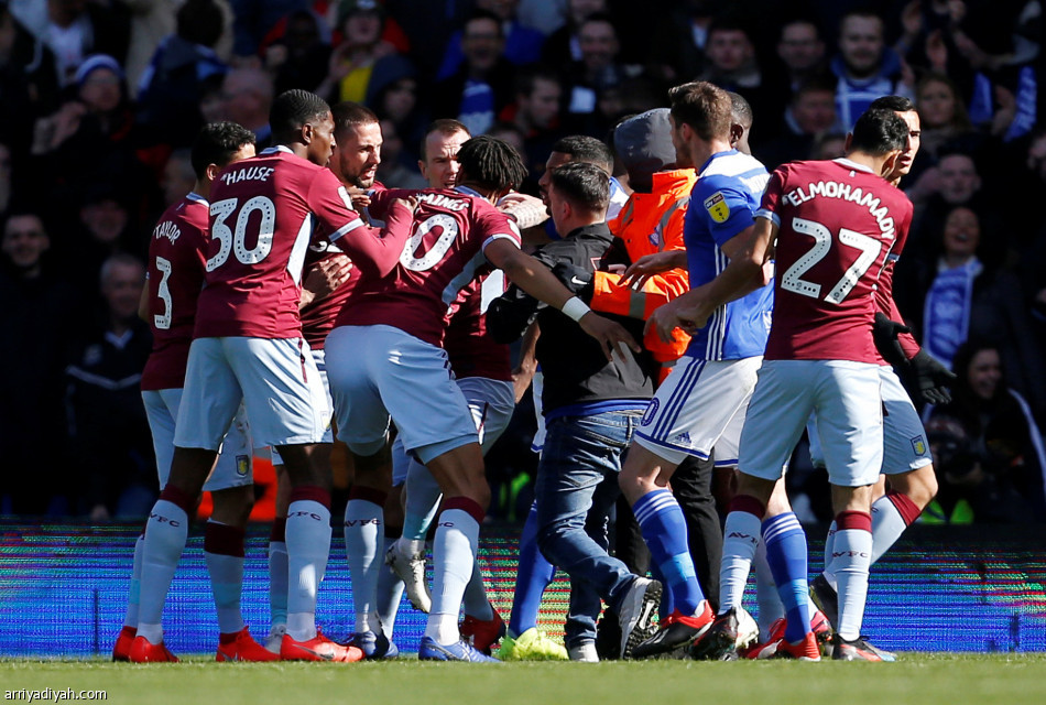 مشجع يقتحم الملعب ويوجه لكمة لقائد أستون فيلا