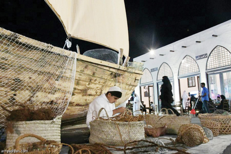 صورة التقطت لأحد المشاركين في جناح البحرين في سوق عكاظ الـ