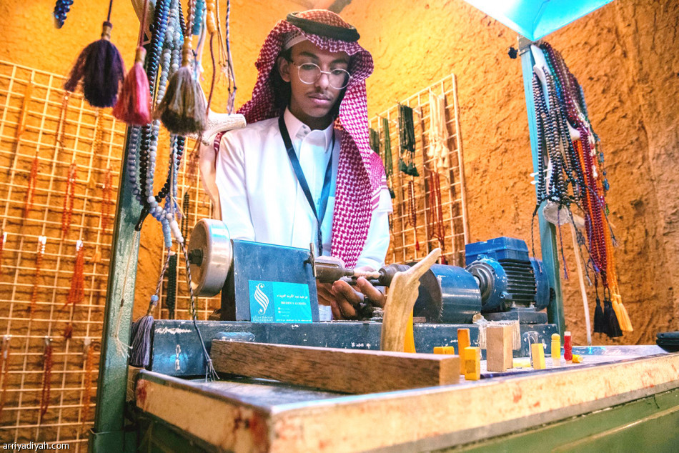 100 عمل
في المرسم الحر