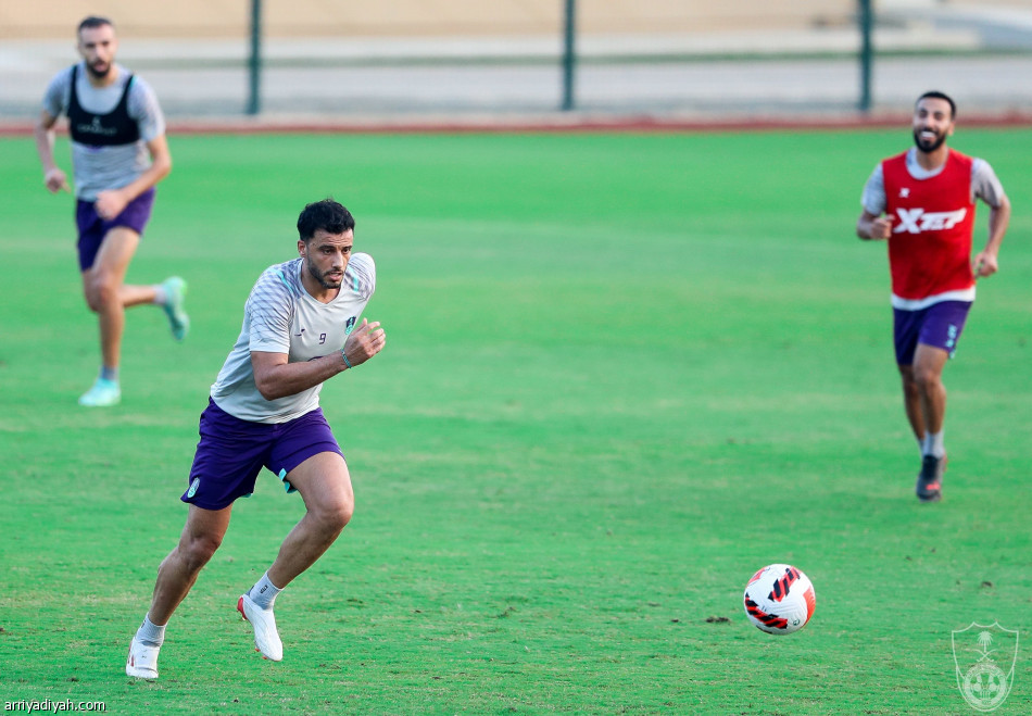 العويس يعود.. والأهلي يتدرب فترتين