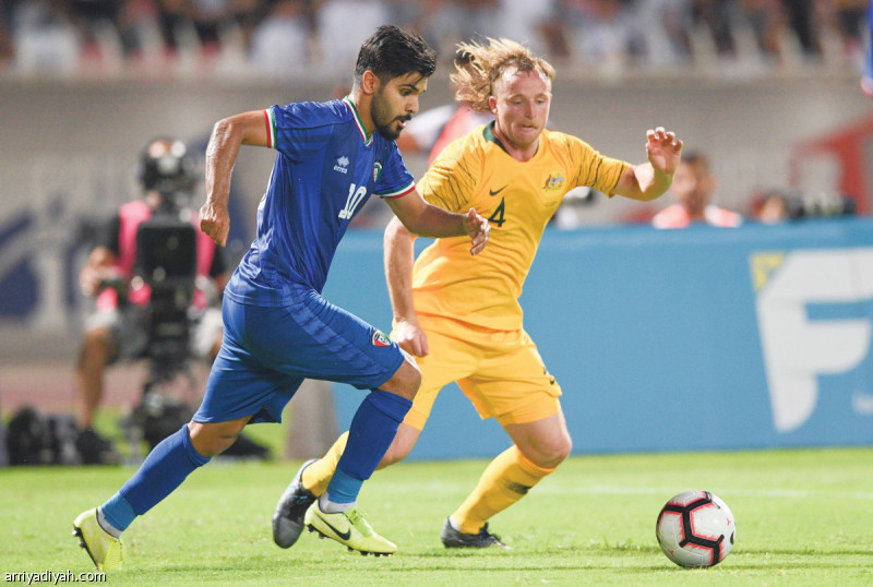 صورة التقطت أمس لفيصل الحربي لاعب المنتخب الكويتي يحاول تجاوز الأسترالي ريان جرانت أثناء المباراة التي جمعت المنتخبين في الكويت ضمن المجموعة الثانية من التصفيات الآسيوية المؤهلة إلى نهائيات آسيا وكأس العالم وانتهت بخسارة الأزرق 0ـ3 (أسوشيتدبرس)