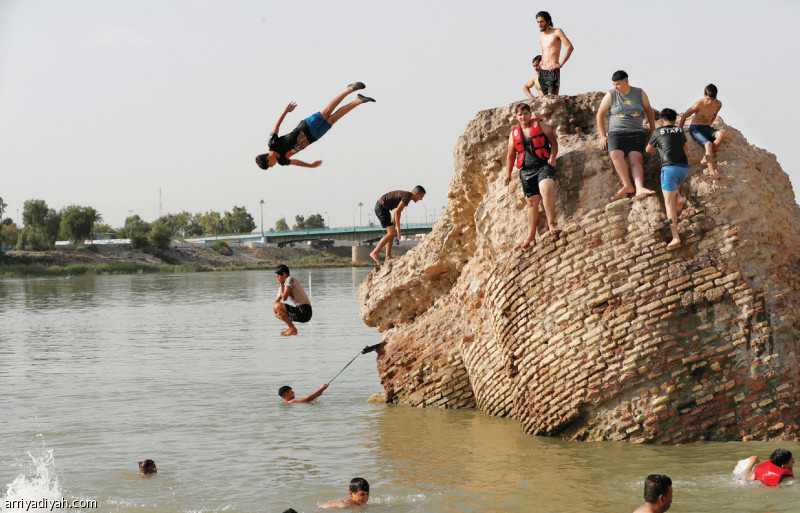 دجلة يجذب هواة السباحة وأيتام العراق