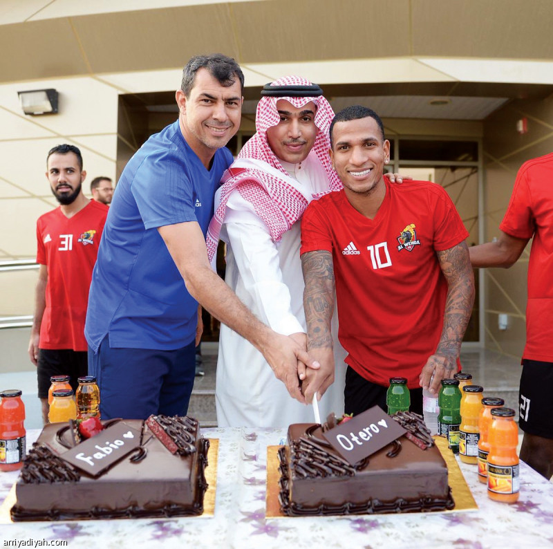 صورة التقطت أمس لحاتم خيمي رئيس نادي الوحدة يتوسط البرازيلي كاريلي مدرب الفريق الأول لكرة القدم والفنزويلي روميلو لاعب الفريق خلال الاحتفالية التي نظَّمتها الإدارة للثنائي بعد نهاية التدريبات بمناسبة حصولهما على جائزتي أفضل لاعب ومدرب في دوري كأس محمد بن سلمان للمحترفين في أكتوبر الماضي(المركز الإعلامي ـ الوحدة)
