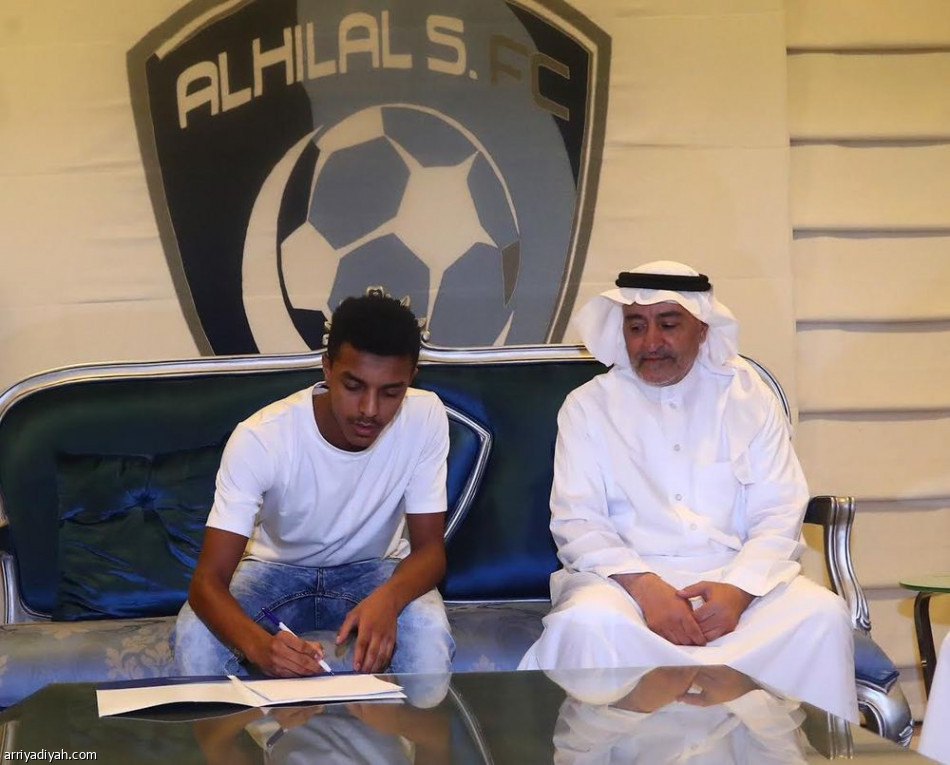 الهلال يوقع مع بامسعود والجمعان عقود احترافية