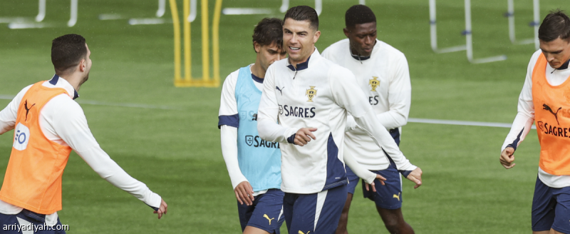كريستيانو رونالدو يؤكد استمراره مع نادي النصر وتجديد عقده بعد التتويج بدوري الأمم الأوروبية وعدم مشاركته في كأس العالم للأندية