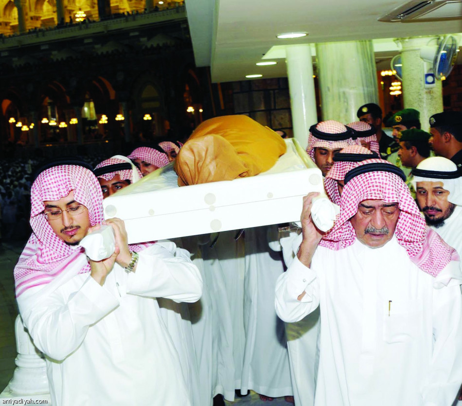المليك وولي العهد يتقدمان المصلين على جثمان الأمير هذلول