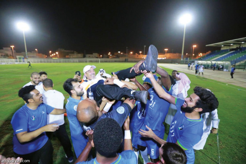صورة التقطت أمس للاعبي الشعلة يحملون أحمد العجلاني بعد النجاة من الهبوط(المركز الإعلامي ـ دوري الأمير محمد بن سلمان)