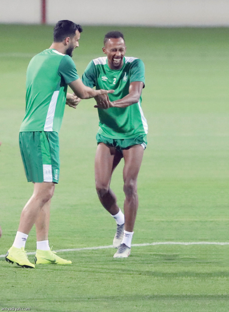 جدة ـ أحمد اللوقان أظهر البرازيلي سانتوس، لاعب فريق الأهلي الأول لكرة القدم، جاهزيته للمشاركة مع فريقه في مباراته اليوم أمام بيرسبوليس الإيراني في الجولة الرابعة من دور المجموعات لدوري أبطال آسيا، بعد تعافيه من الإصابة التي لحقت به أخيراً. وكان لاعبو الفريق الأهلاوي اختتموا استعداداتهم على ملعب راشد في مدينة دبي الإماراتية بحصة تدريبية قادها السعودي يوسف عنبر مدرب الفريق، الذي عمد إلى عمل تدريب خفيف وترفيهي بين اللاعبين، تجنباً للإرهاق. وفي الصورة التي التقطت أمس يظهر سعيد المولد وعمر السومة خلال الحصة التدريبية التي جرت أمس في دبي استعداداً للقاء بيرسبوليس الإيراني تصوير: بشير صالح
