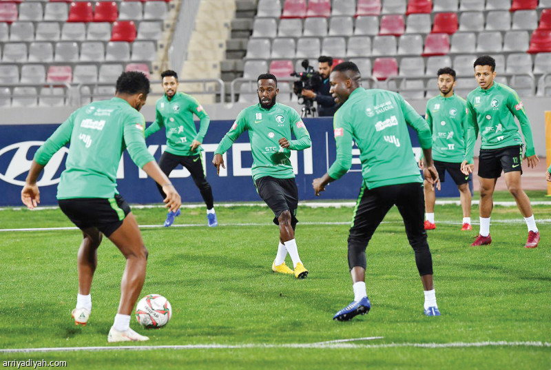 صورة التقطت أمس لعلي البليهي يسيطر على الكرة والمولد وهوساي يتأهبان لاستخلاصها منه خلال التدريب الترفيهي.. ويظهر العمار وأيمن الخليف وهتان باهبري (المركز الإعلامي ـ المنتخب السعودي)