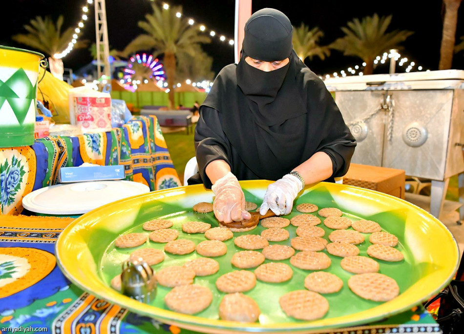 100 عمل
في المرسم الحر