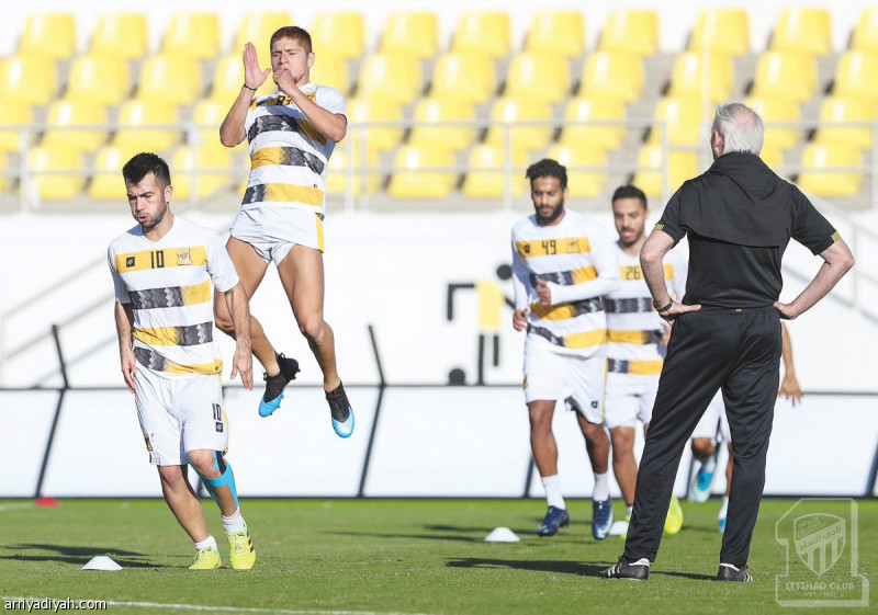 صورة التقطت أمس من تدريبات الاتحاد ويبدو فيلانويفا يتقدم اللاعبين (المركز الإعلامي - الاتحاد)