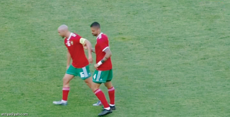صورة التقطت أمس للمغربي مروان دا كوستا مدافع فريق الاتحاد الأول لكرة القدم ومنتخب بلاده يتألم إثر إصابته في مباراة تجريبية في مراكش أمام جامبيا فيما يشد من أزره مواطنه نور الدين أمرابط جناح فريق النصر.. وخرج دا كوستا اضطرارياً فيما خسر المغرب الذي يستعد لكأس الأمم الإفريقية في مصر المباراة بهدف دون رد (تلفزيونية)