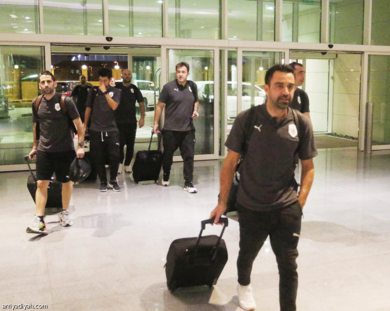 صورة التقطت أمس للإسباني تشافي هيرنانديز مدرب فريق السد القطري الأول لكرة القدم لحظة مغادرة البعثة الدوحة متوجهة إلى الرياض استعدادًا للقاء الهلال غدًا في إياب نصف نهائي دوري أبطال آسيا (المركز الإعلامي ـ السد القطري)