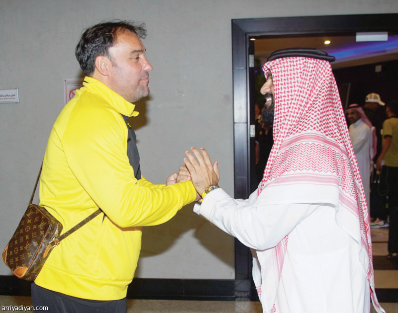 صورة التقطت أمس لأنمار الحائلي رئيس نادي الاتحاد أثناء استقبال سييرا عقب عودة الفريق من الدوحة تصوير: عبد الله الفالح