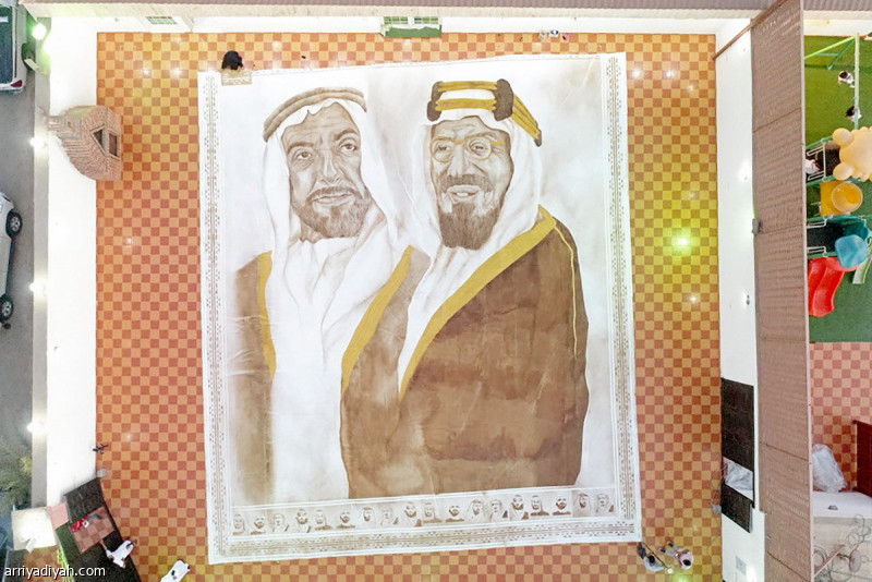 صورة بثتها أمس موسوعة جينيس للأرقام القياسية تظهر أكبر لوحة قهوة في العالم للسعودية عهود المالكي الفنانة التشكيلية (الفرنسية)