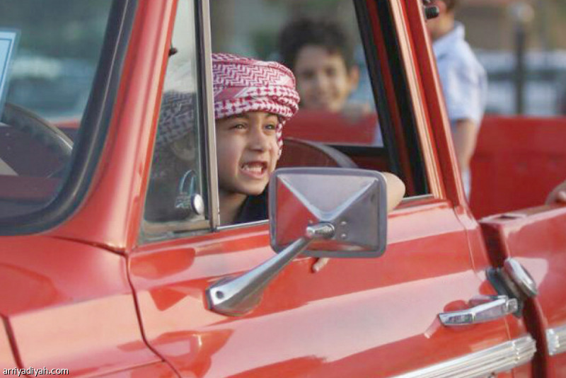 تشرب الولد الصغير ابن عبد الله الحمالي من والده حب السيارات القديمة والكلاسيكية.. وفي الصورة التي التقطت يظهر ابن الحمالي داخل الوانيت الذي يعود إنتاجه إلى عام 1970 (الرياضية)