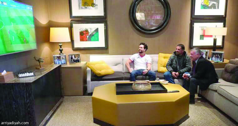 من خلف الزجاج..
إلى مجلس الملك