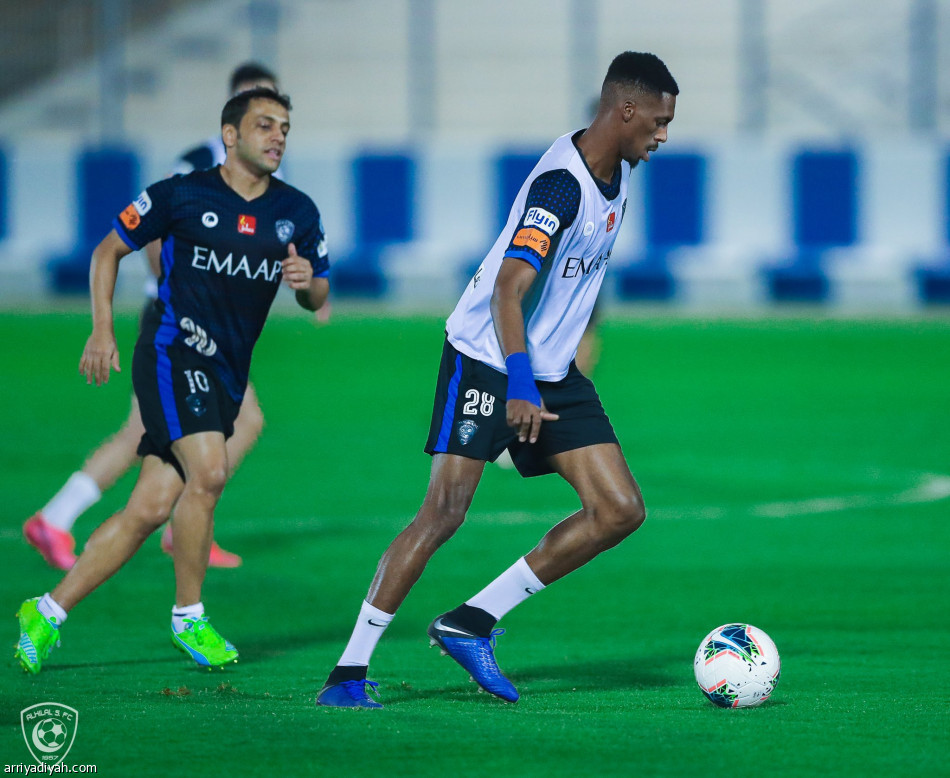 بطل الدوري يبدأ مهمة «الأرقام القياسية»