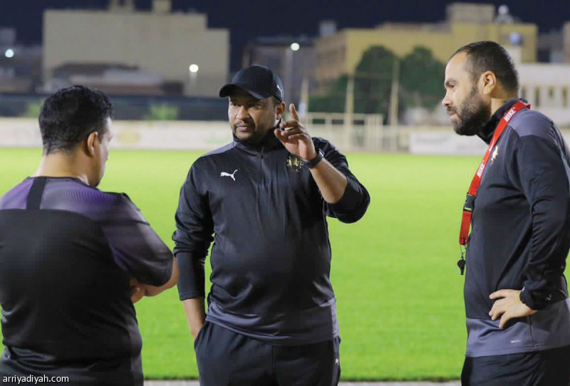 صورة التقطت أمس للتونسي يوسف المناعي مدرب القادسية، يتناقش مع محمد الشمراني مدير الفريق وعلي دعرم المتحدث الرسمي للنادي أثناء التدريبات (المركز الإعلامي ـ القادسية)