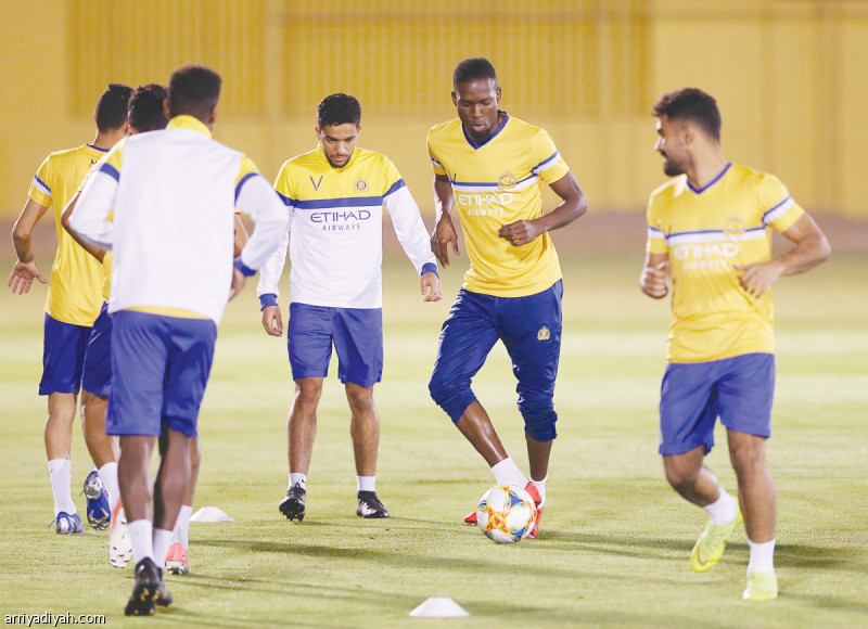 صورة التقطت أمس لعمر هوساوي لاعب النصر يمرر الكرة إلى راكان الشملان وسط متابعة نواف الفرشان خلال الحصة التدريبية تصوير: عبد العزيز النومان