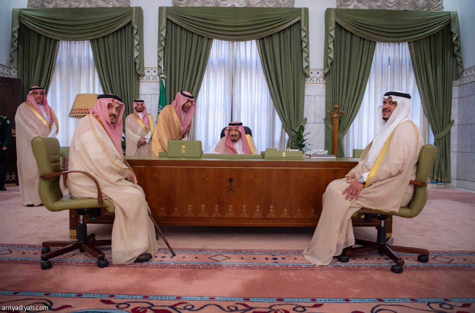 Le Serviteur des Deux Saintes Mosquées visite le siège de l'émirat de Riyad et le palais Masmak