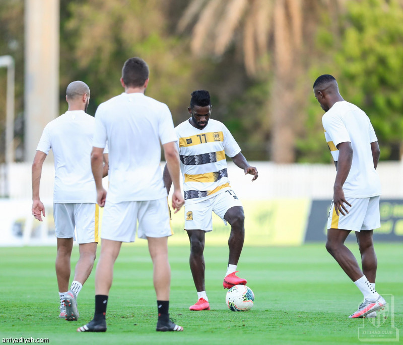 رئيس رابطة الاتحاد يلتقي اللاعبين