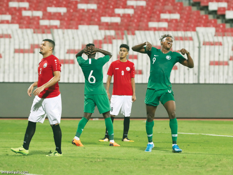 صورة التقطت أمس لهارون كمارا لاعب المنتخب السعودي الأول لكرة القدم يتحسر على ضياع فرصة تسجيل هدف أثناء مواجهة اليمن التي انتهت بالتعادل الإيجابي