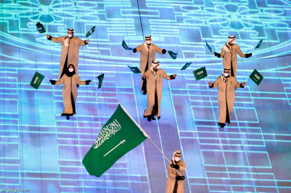 عابدي يرفع العلم السعودي في بكين