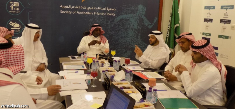 جمعية أصدقاء تسلم 76 تأمين طبي للمستفيدين