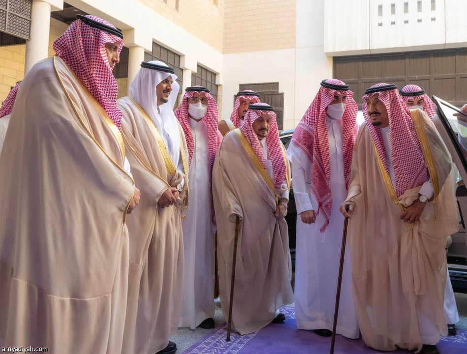 Custodio de las Dos Mezquitas Sagradas visita la sede del Emirato de Riad y el Palacio de Masmak