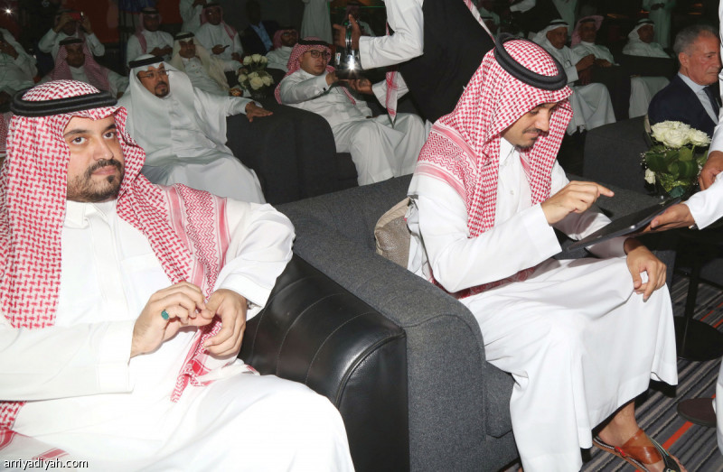 صورة التقطت أمس للفيصل لحظة تدشين الشعار والهوية.. ويبدو فهد بن جلوي مدير العلاقات الدولية في اللجنة الأولمبية السعودية تصوير: عدنان مهدلي