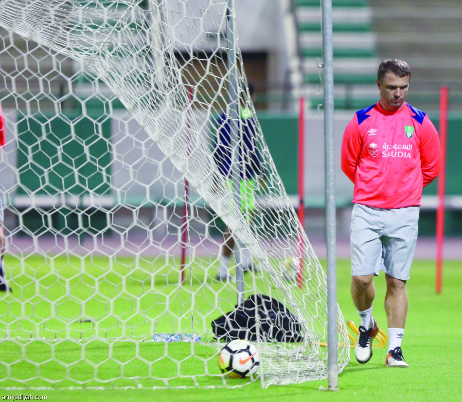 العمري والمؤشر يدعمان الأهلي قبل الشعلة