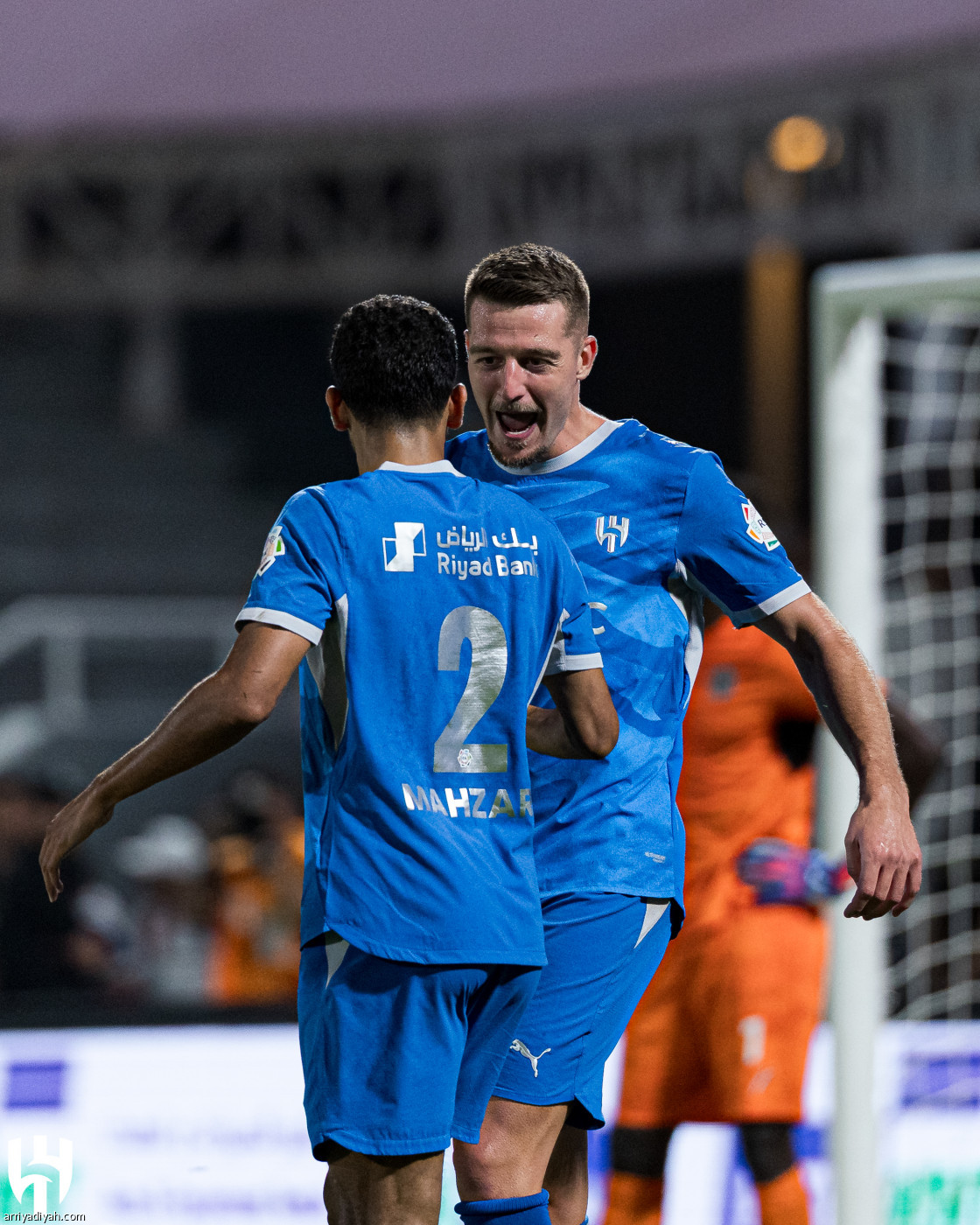 الهلال يحلّق