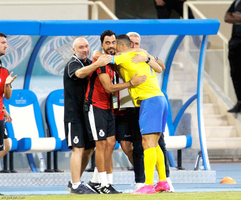 النصر يحتفل
بالرباعية الثالثة