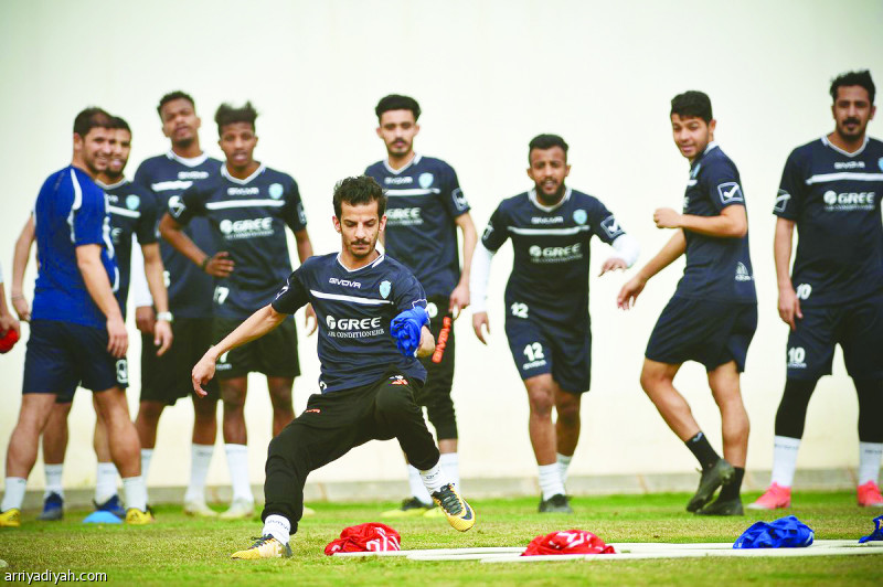 صورة التقطت أمس للاعبي الباطن خلال التدريبات على ملعب نادي التعاون استعدادًا للقاء الرائد اليوم (المركز الإعلامي ـ الباطن)