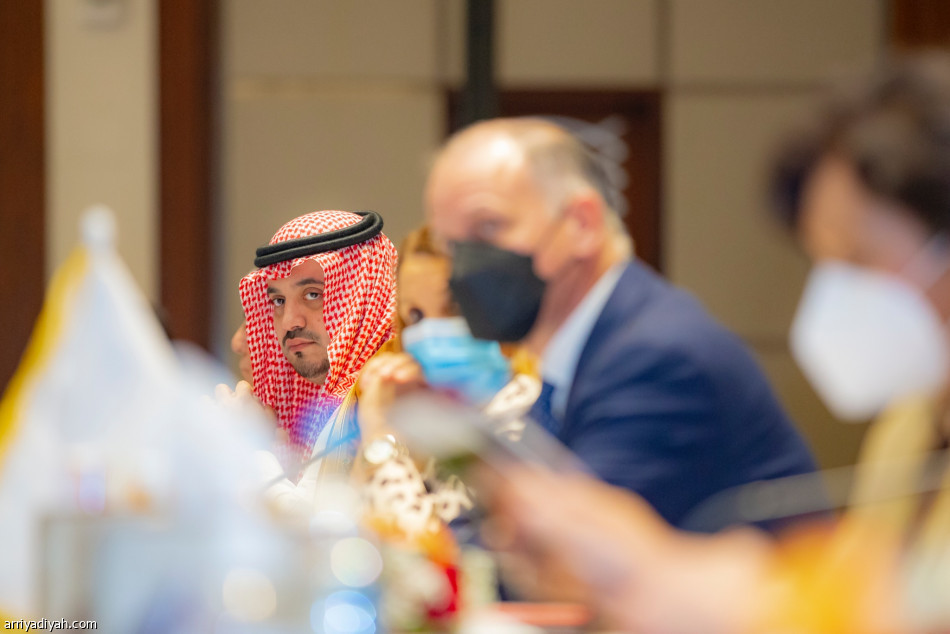 فهد بن جلوي يستعرض «الرياض 2034» ويستقبل الهويش