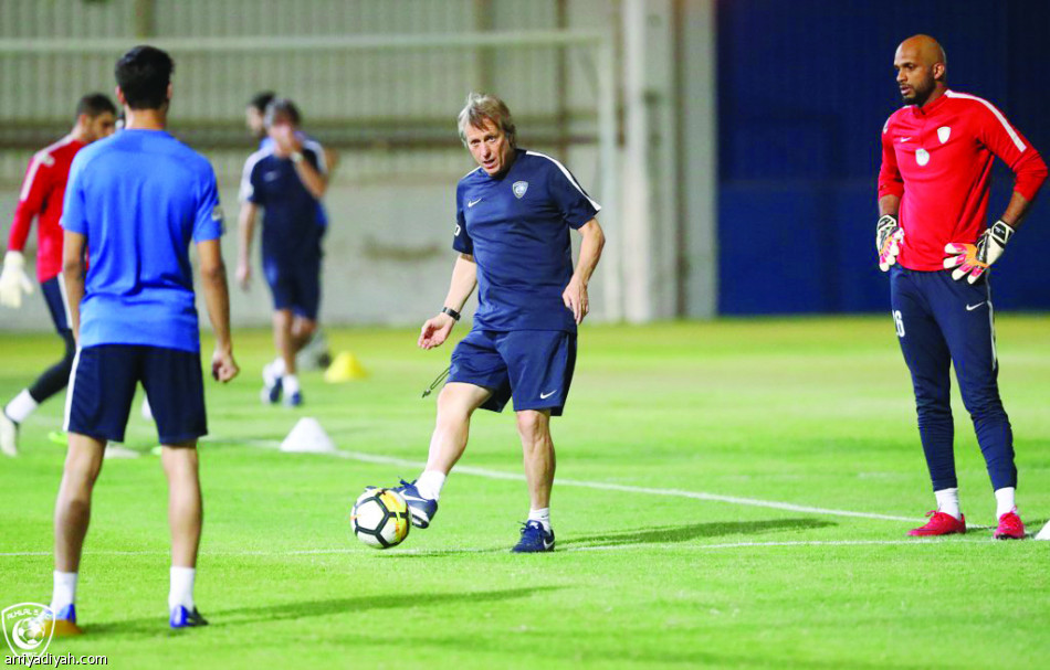 الهلال يطور الاستحواذ