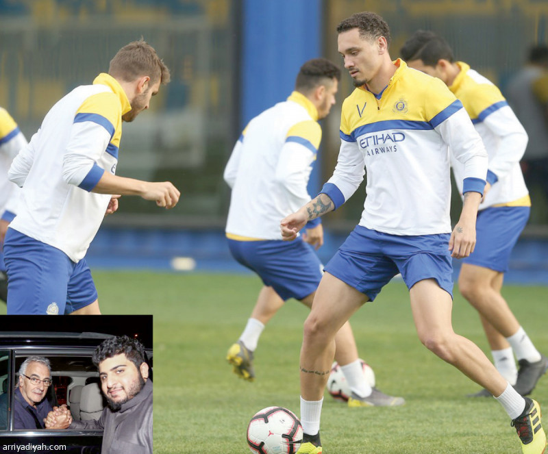 صورة التقطت أمس للبرازيلي مايكون مدافع فريق النصر الأول لكرة القدم يداعب الكرة مع مواطنه برونو في تدريب الفريق الذي جرى على ملعب الأمير عبد الرحمن بن سعود في مقر النادي في مدينة الرياض والمدرج ضمن التحضيرات للقاء الأهلي غداً في إطار منافسات دوري كأس محمد بن سلمان للمحترفين (المركز الإعلامي ـ النصر)