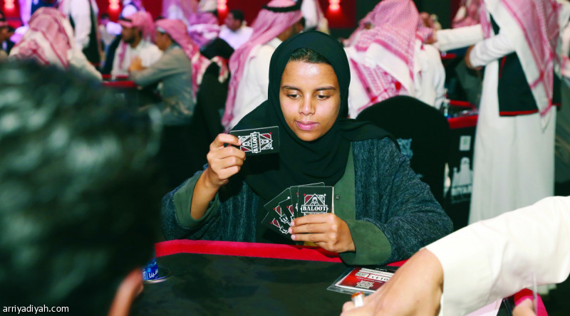 صورة التقطت أمس للاعبة مشاركة في بطولة شتاء الرياض للبلوت أثناء منافسات مباريات الجولة الأولى تصوير: صالح الغنام