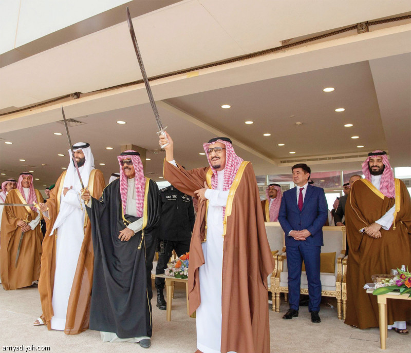 رعى خادم الحرمين الشريفين الملك سلمان بن عبد العزيز آل سعود ـ حفظه الله ـ بعد ظهر أمس في الصياهد الجنوبية للدهناء الحفل الختامي لمهرجان الملك عبد العزيز للإبل الثالث في حضور محمد بن سلمان بن عبد العزيز ولي العهد نائب رئيس مجلس الوزراء وزير الدفاع المشرف العام على نادي الإبل، وشارك ـ حفظه الله ـ في العرضة وعدد من الشخصيات القيادية وكبار المسؤولين من الدول الخليجية والصديقة (واس)