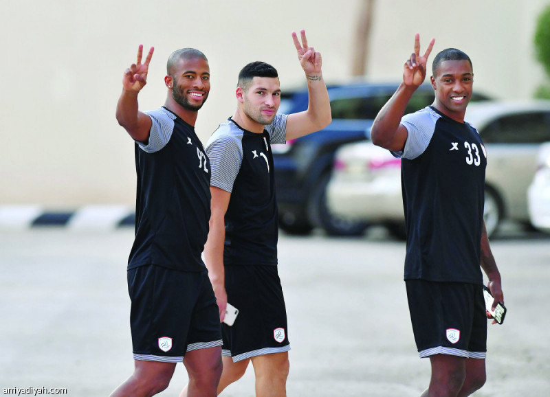 صورة التقطت أمس للثلاثي البرازيلي صوماليا والأرجنتيني جوانكا والبرازيلي سيبا لاعبي فريق الشباب لحظة توجههم إلى الملعب لخوض التدريبات تصوير: يزيد الضويحي