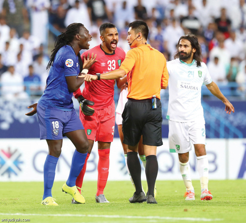 صورة التقطت أمس لمانينج الحكم الصيني يتحدث إلى العويس حارس الأهلي وجوميز ومهاجم الهلال تصوير: علي الظاهري