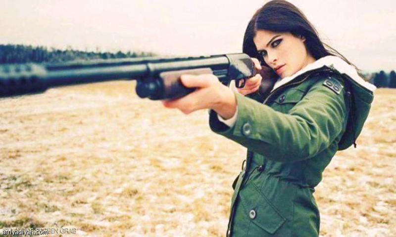 صورة التقطت لكلوديا فيليكس تحمل سلاحًا ناريًّا (أرشيفية)